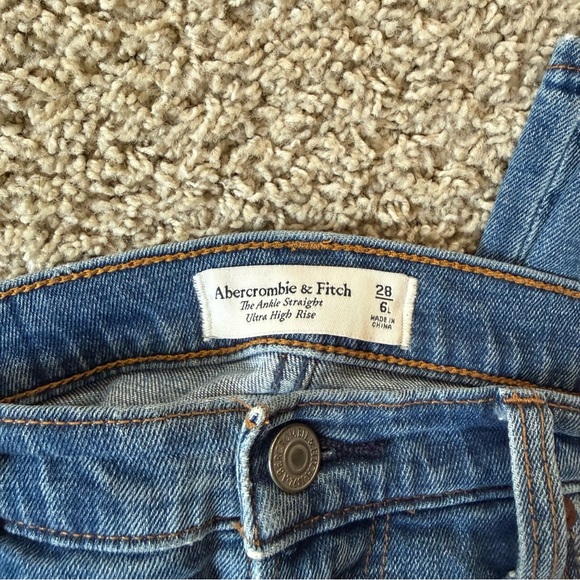 Abercrombie & Fitch Men's Blue Ripped Jeans - Picture 3 of 3
